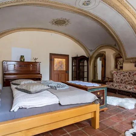 Ambrozuv Dvur * Pouzdrany